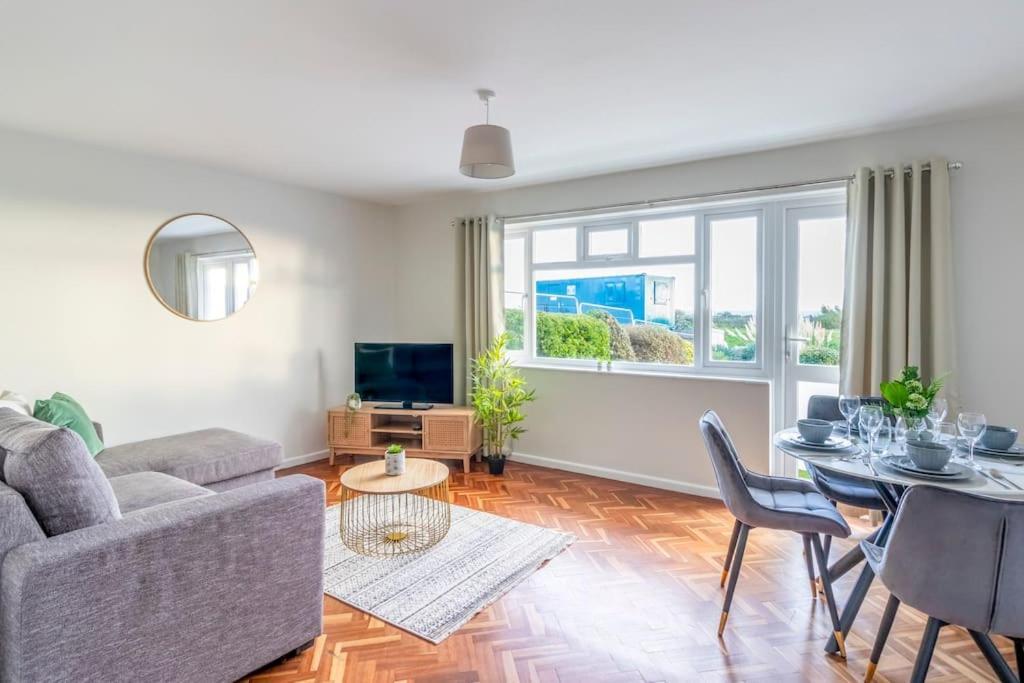 Spacious Sea View 2 Bedroom Sleeps 6-Free Parking Bournemouth Esterno foto