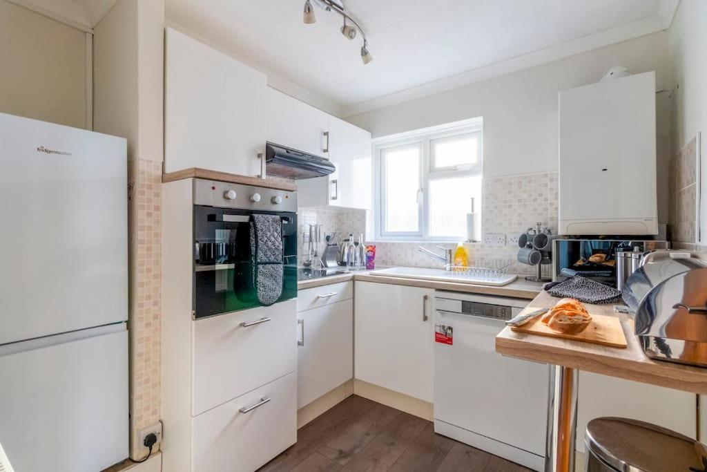 Spacious Sea View 2 Bedroom Sleeps 6-Free Parking Bournemouth Esterno foto