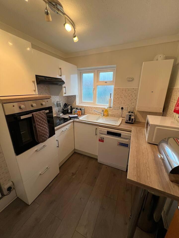 Spacious Sea View 2 Bedroom Sleeps 6-Free Parking Bournemouth Esterno foto